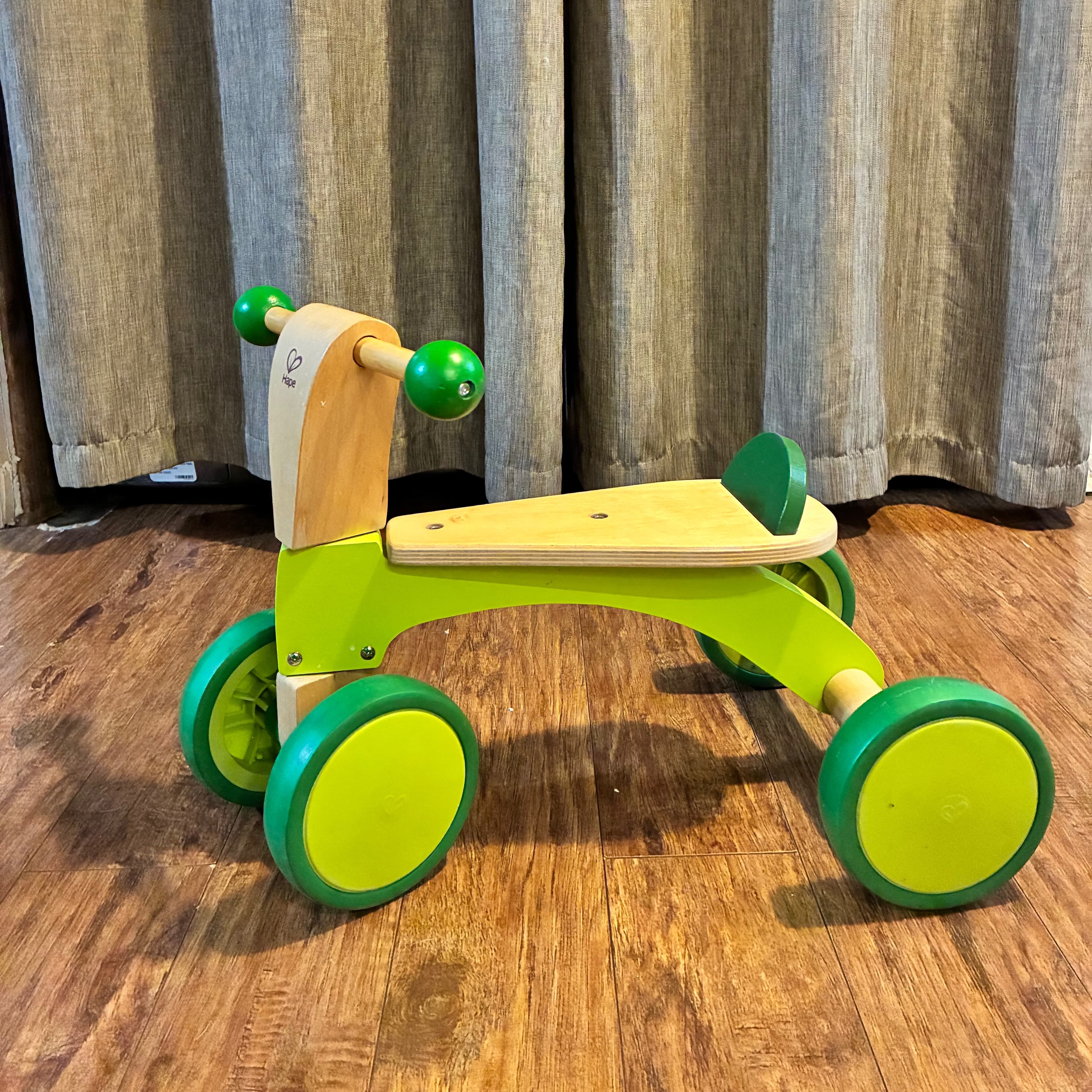 Hape Scoot Around Wood Bisiklet Üzerinde Yolculuk Yapın