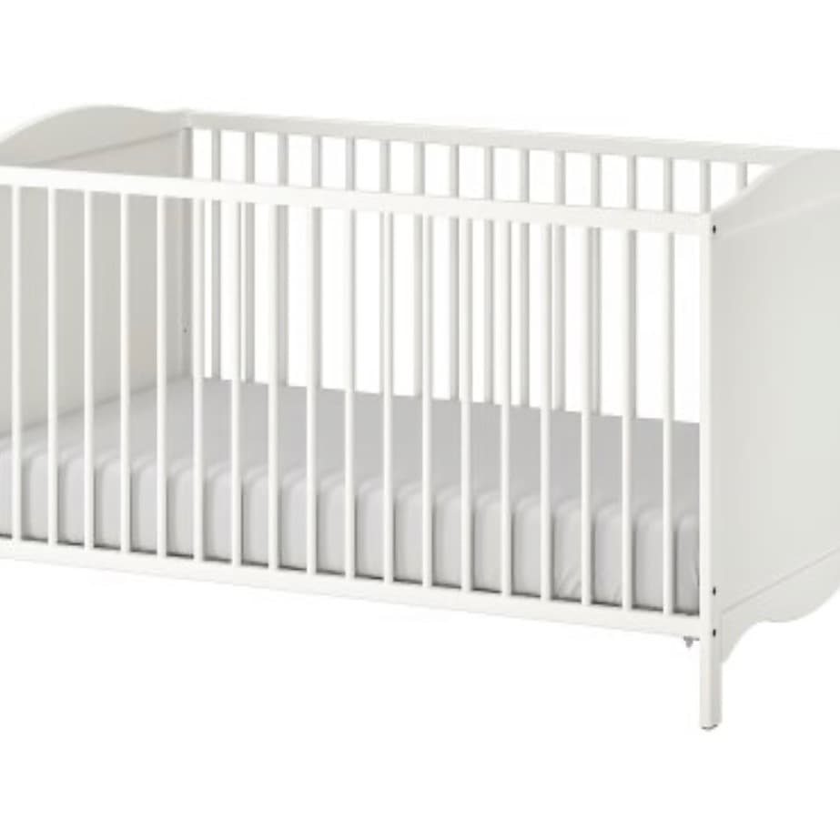 Wooden crip with good mattress 