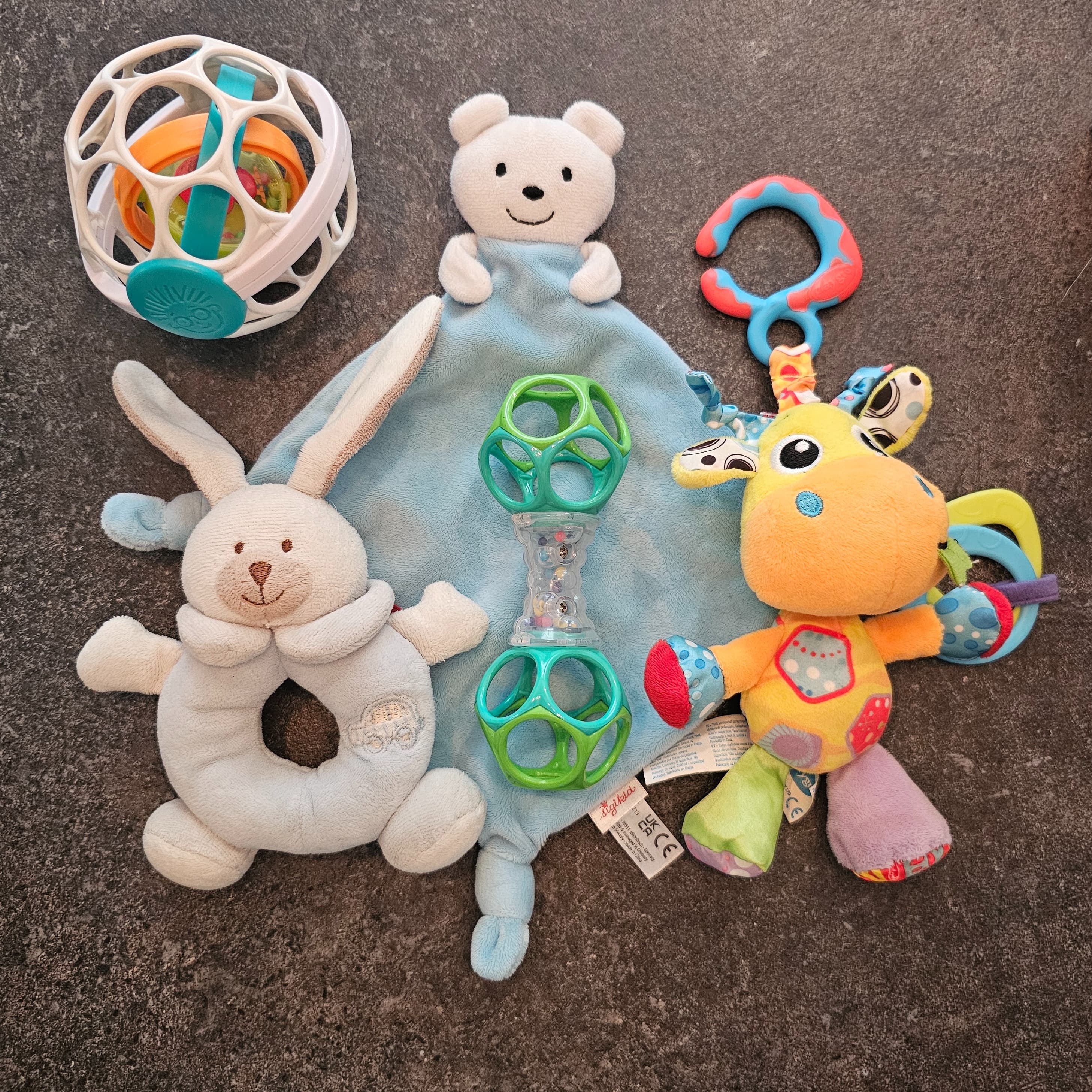 Conjunto pequeño de juguetes para bebés