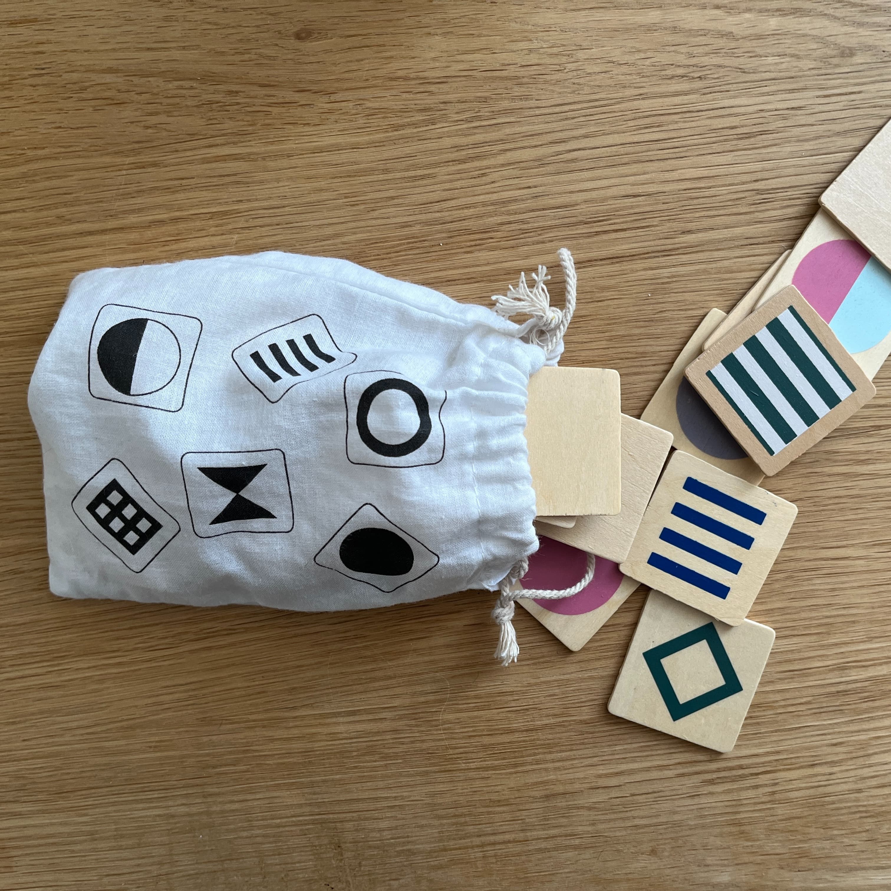 Sélection de jouets et de livres (adaptée à l'âge)