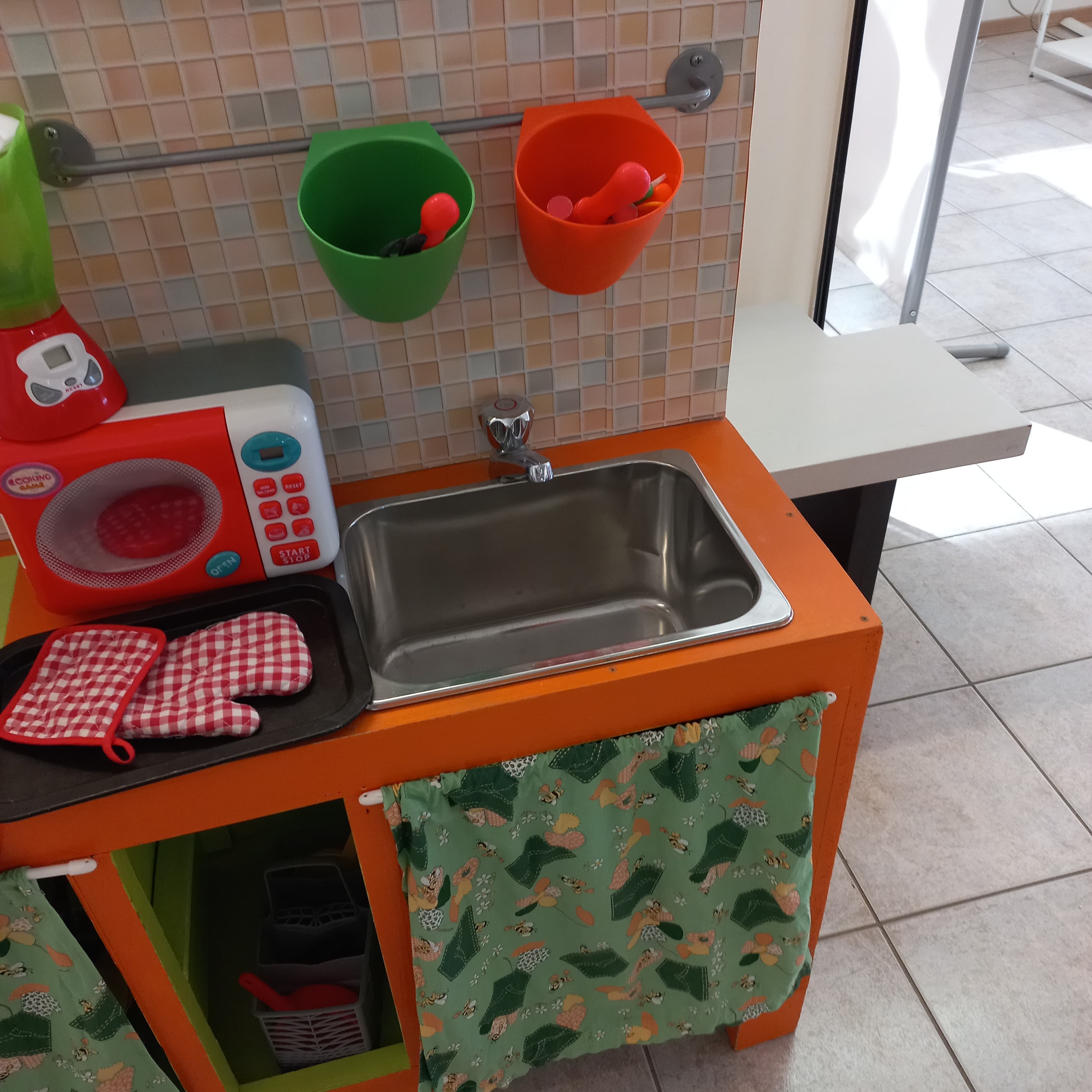 Cucina giocattolo colorata e attrezzata - 3