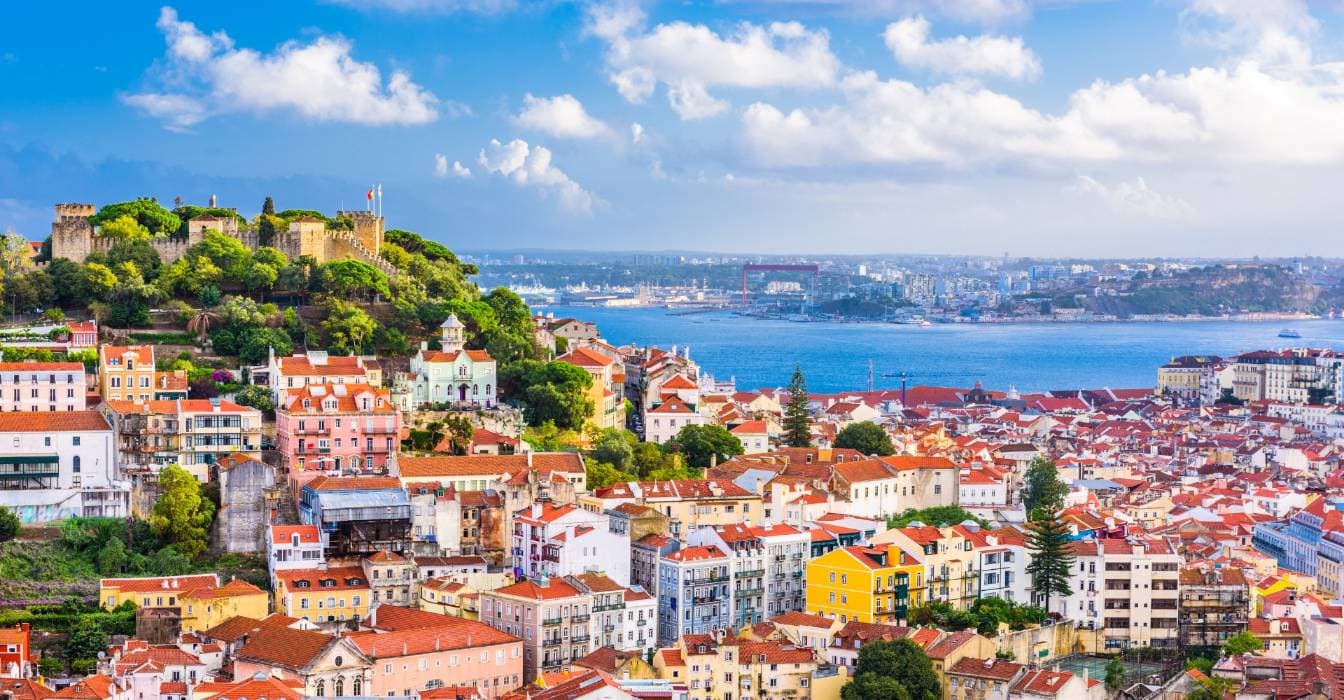 Las vacaciones familiares perfectas en Lisboa: dónde alojarse, qué hacer y cómo viajar ligero