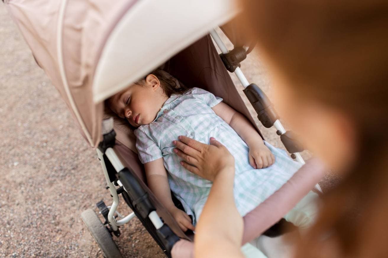 Consejos Esenciales para las Siestas en Cochecito Durante las Vacaciones en Familia
