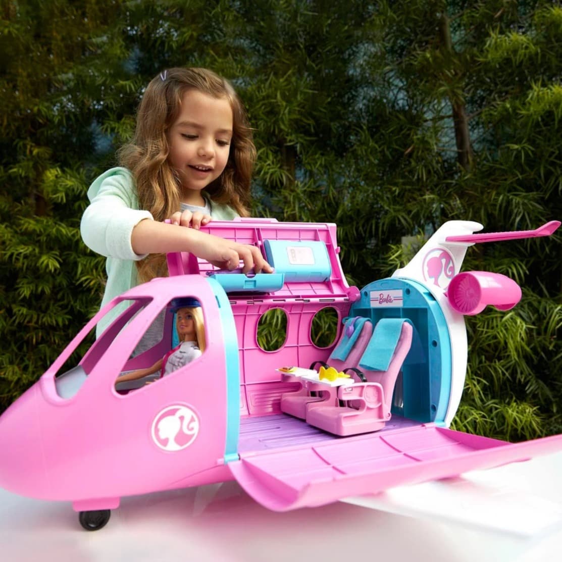 Barbie-Flugzeug mit verschiedenen Barbie-Farben