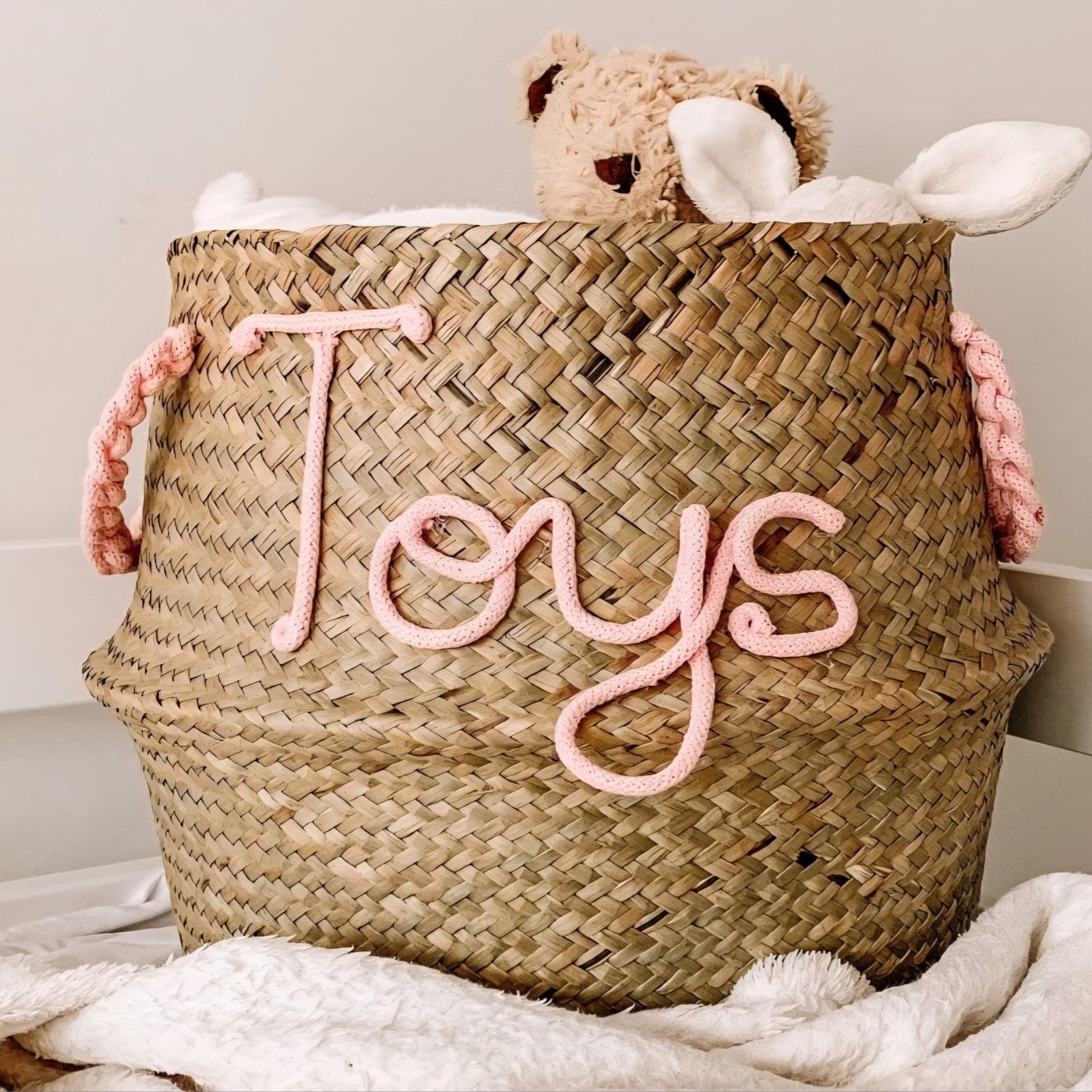 Jouets assortis - Adaptés à l'âge de l'enfant.