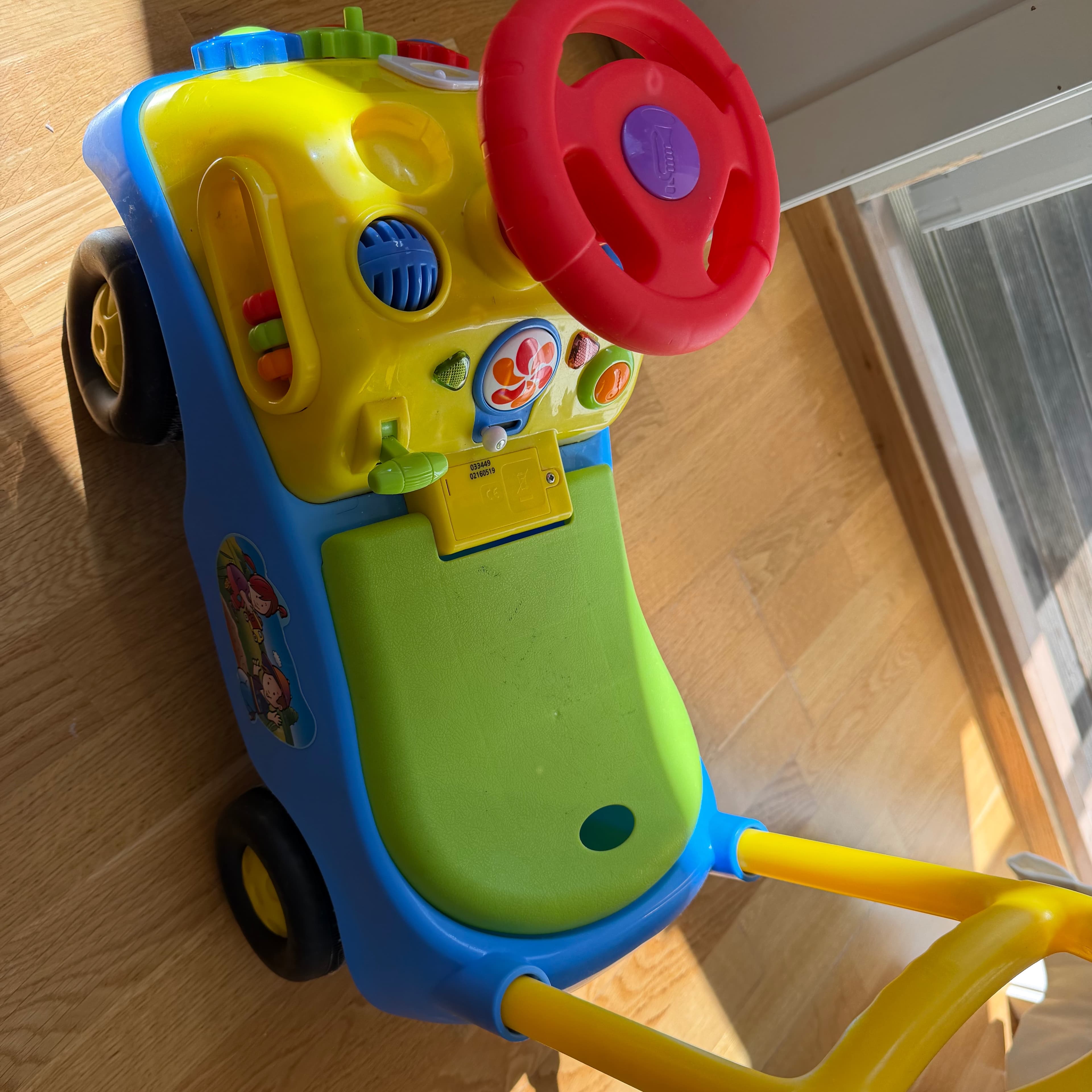 Il bambino va in giro in macchina - 3