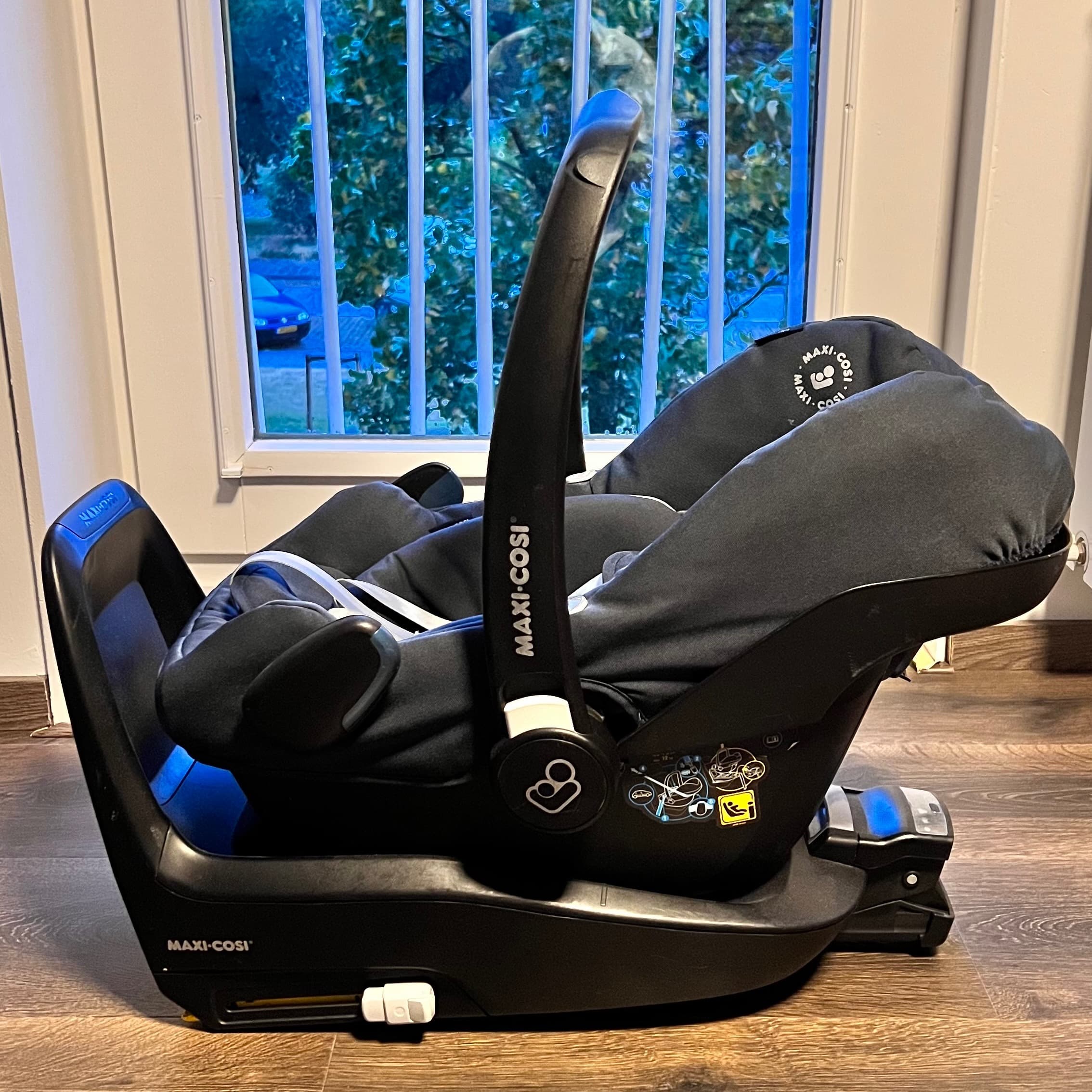 Maxi-Cosi baby car seat + ISOFIX base - 2