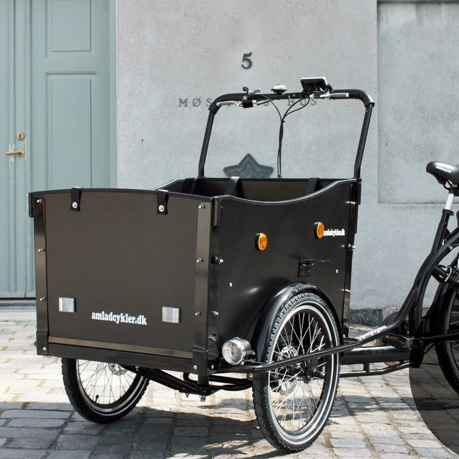 Elektrisches Lastenrad mit Box für 4 Kinder