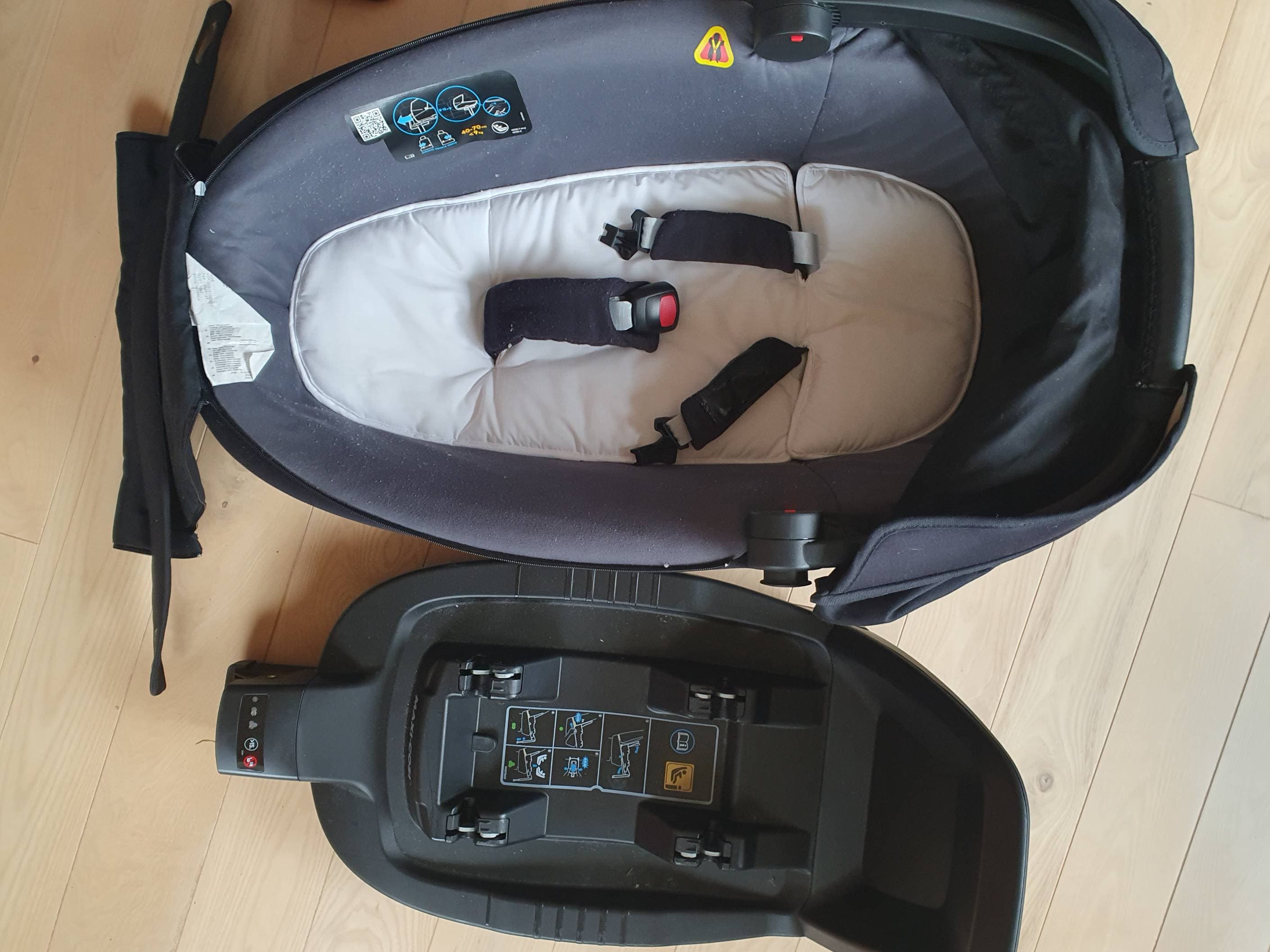 Maxi-Cosi Jade (lie flat, max 6 month 9kg) + FamilyFix 3 base - 2
